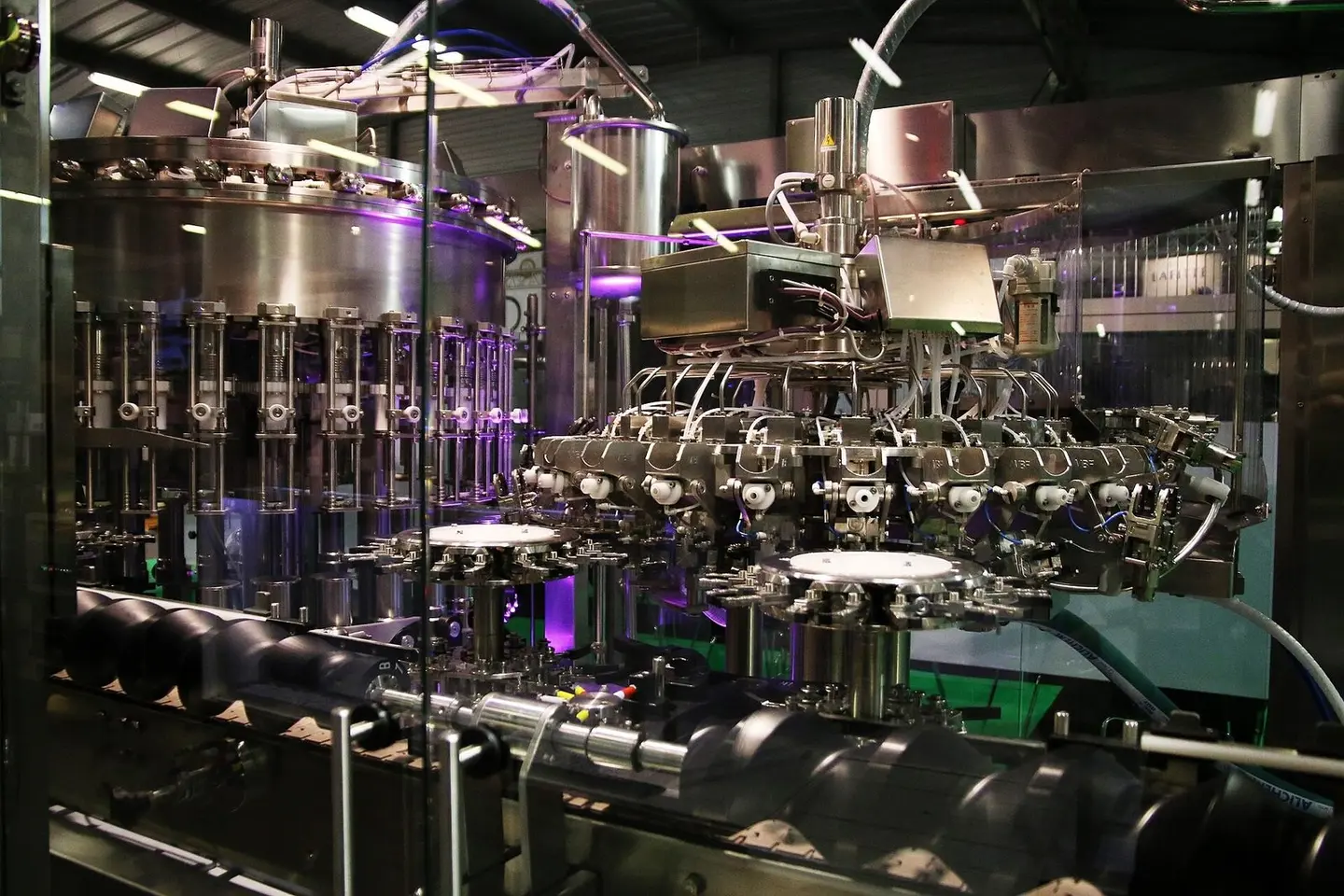 Rotary filler in a bottling hall